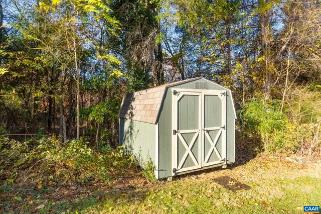 a view of a back yard