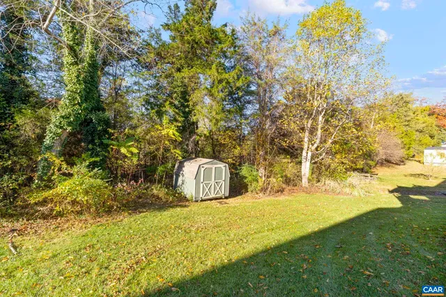 a view of back yard of the house