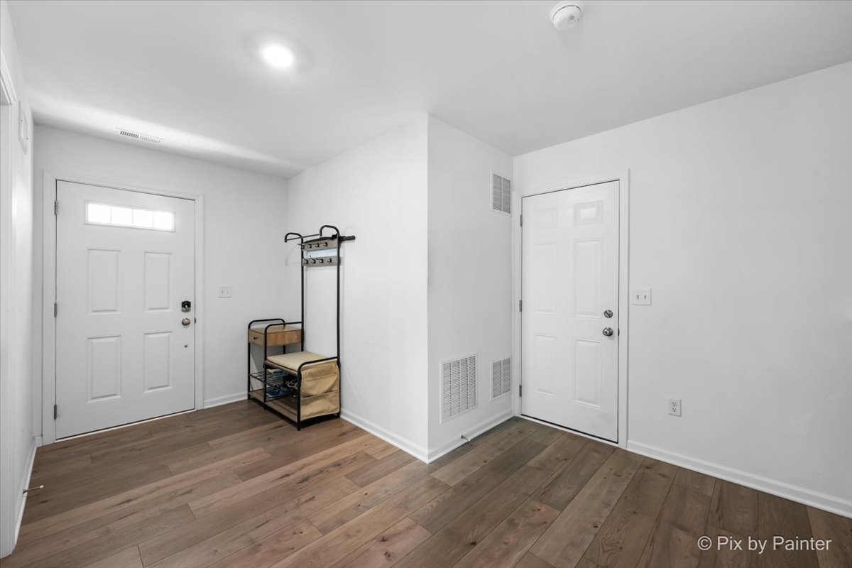 466 Comstock Road South Elgin, IL 60177 - Photo 7 of 24