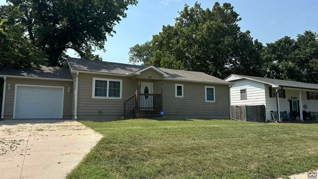 $209,500 | 517 South Cottonwood Street, Emporia, KS 66801