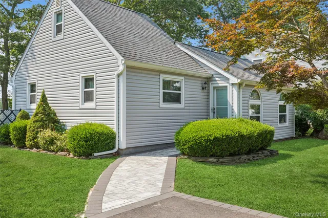 a view of a house with a backyard