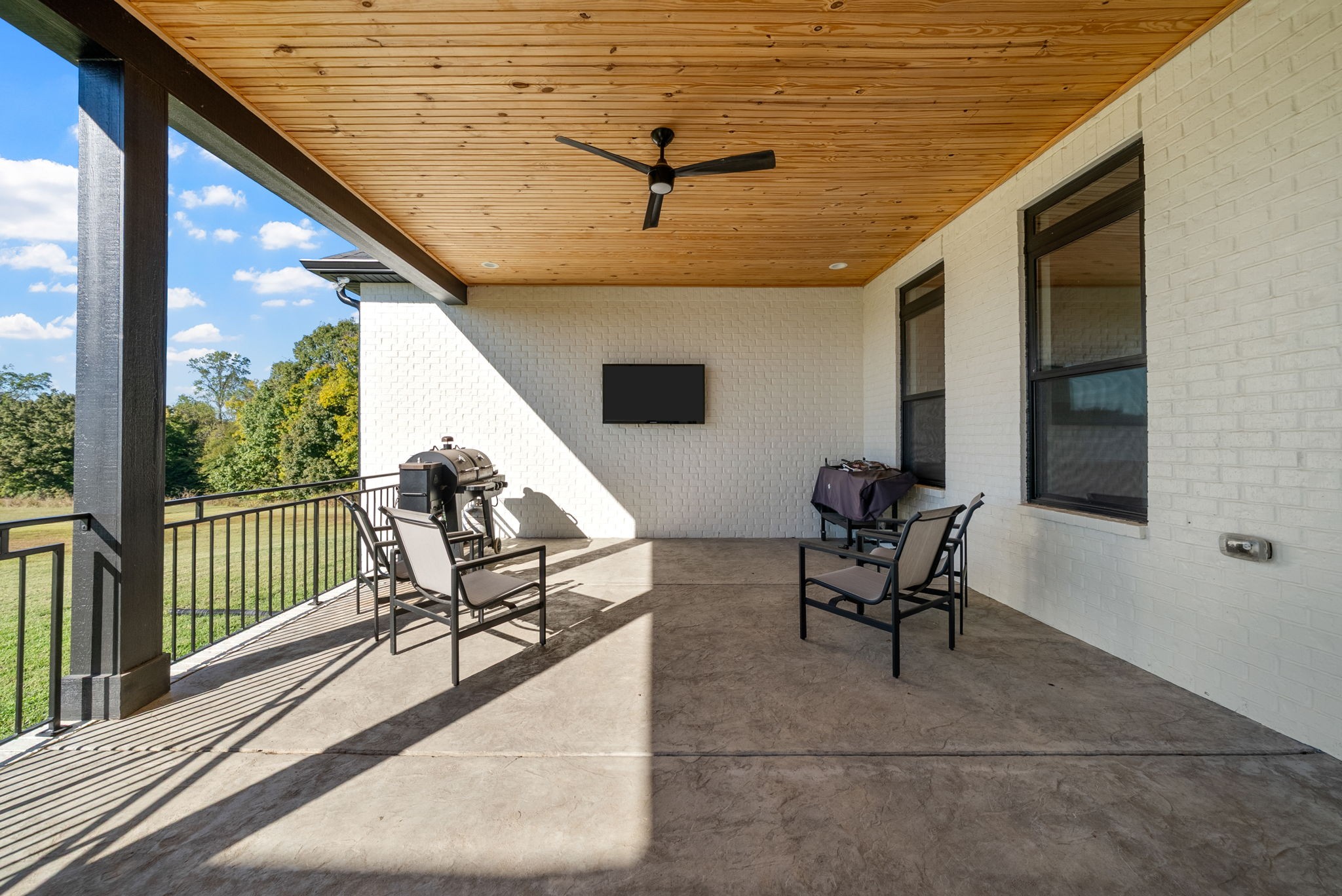 1914 Hickory Point Road Clarksville, TN 37043 - Photo 29 of 38 a living room with furniture