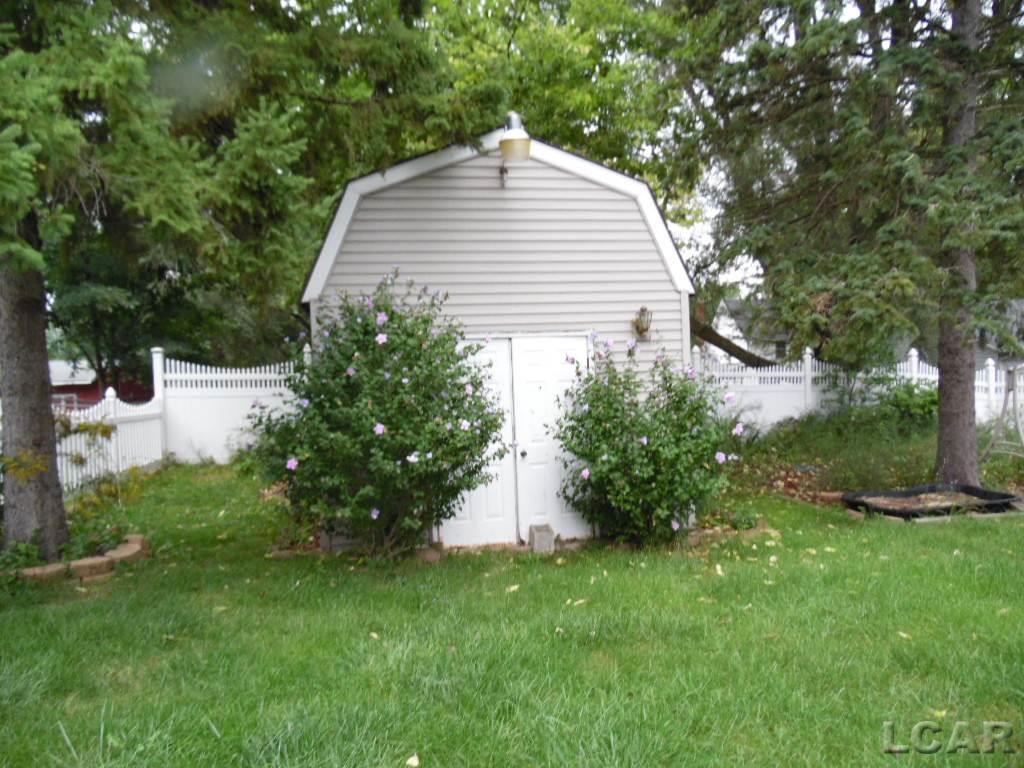 877 Addison Street Adrian, MI 49221 - Photo 5 of 18 31304972-4.JPG