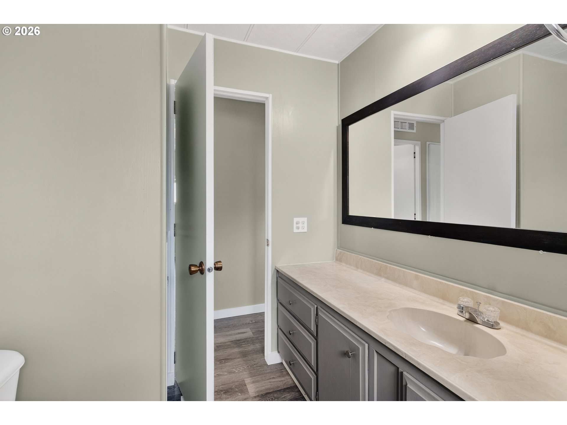 205 South 54th Street, Unit 20 Springfield, OR 97478 - Photo 18 of 32 a bathroom with a sink and a mirror