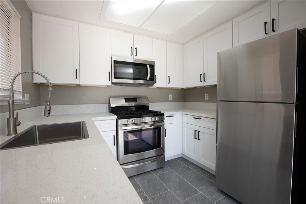 12212 Kiowa Road, Unit 4 Apple Valley, CA 92308 - Photo 7 of 13