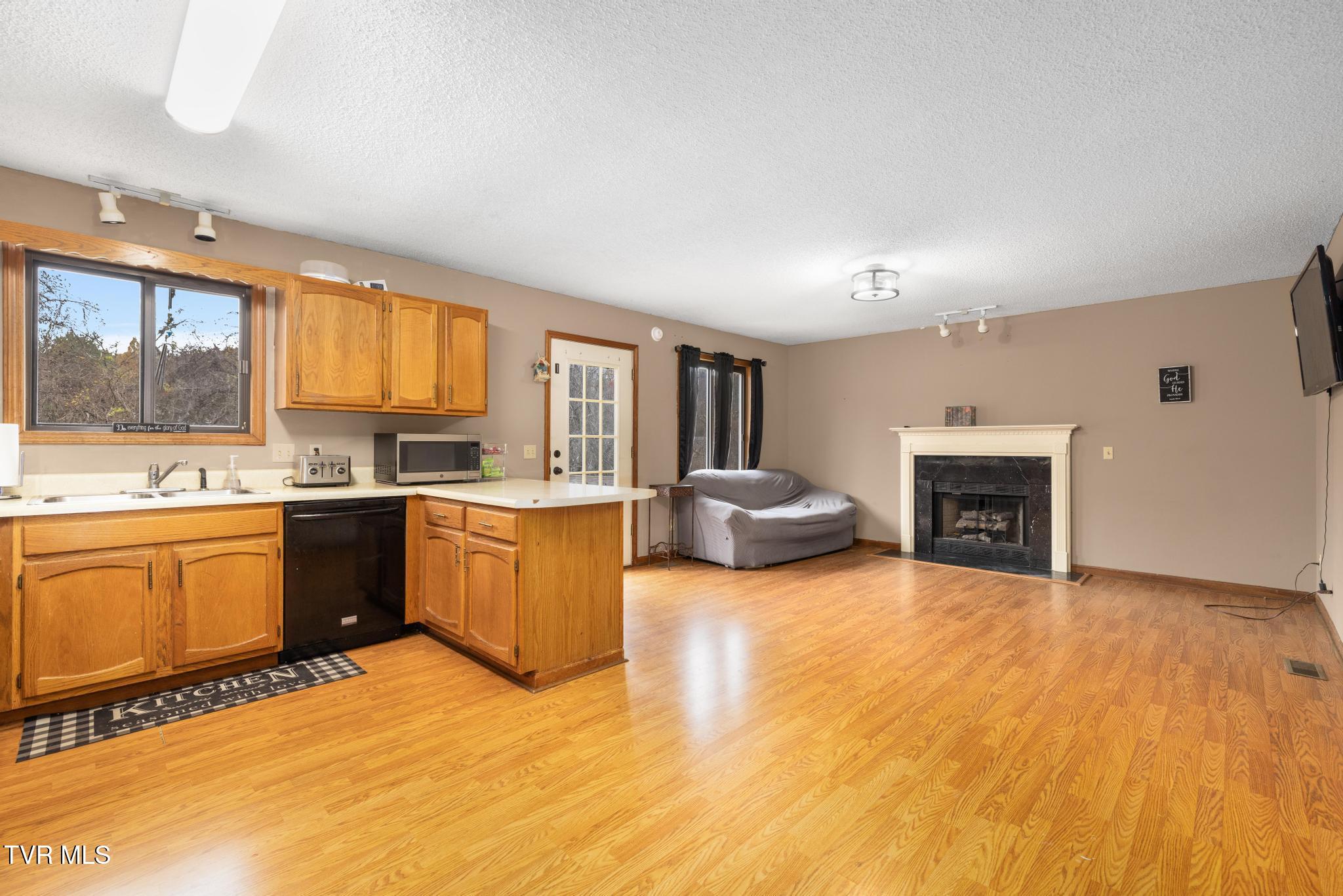 416 Crestfield Road Bristol, TN 37620 - Photo 11 of 43 Kitchen and den