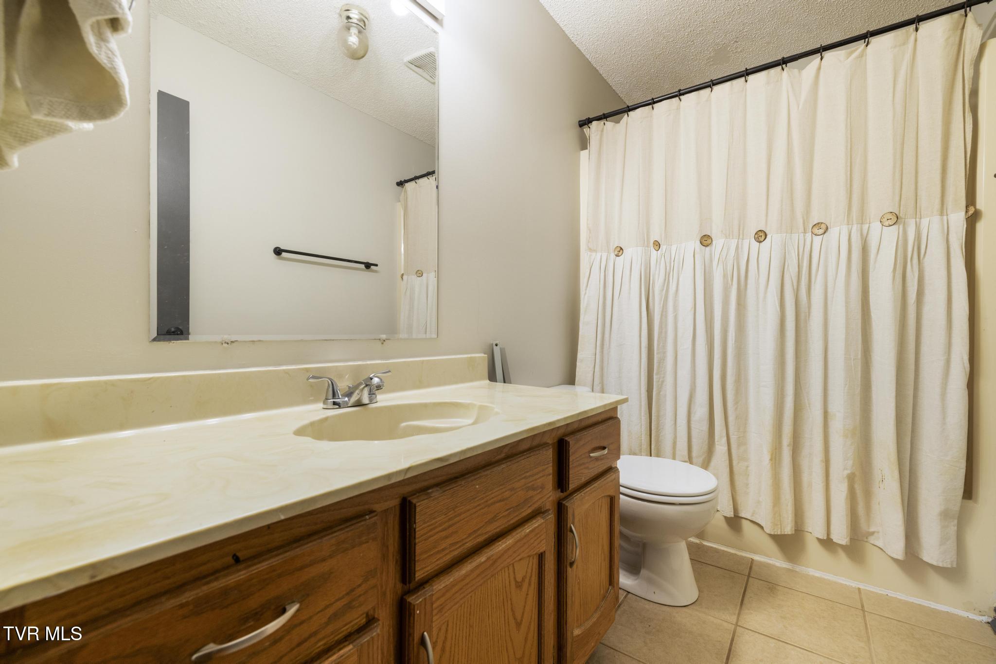 416 Crestfield Road Bristol, TN 37620 - Photo 20 of 43 Full bathroom