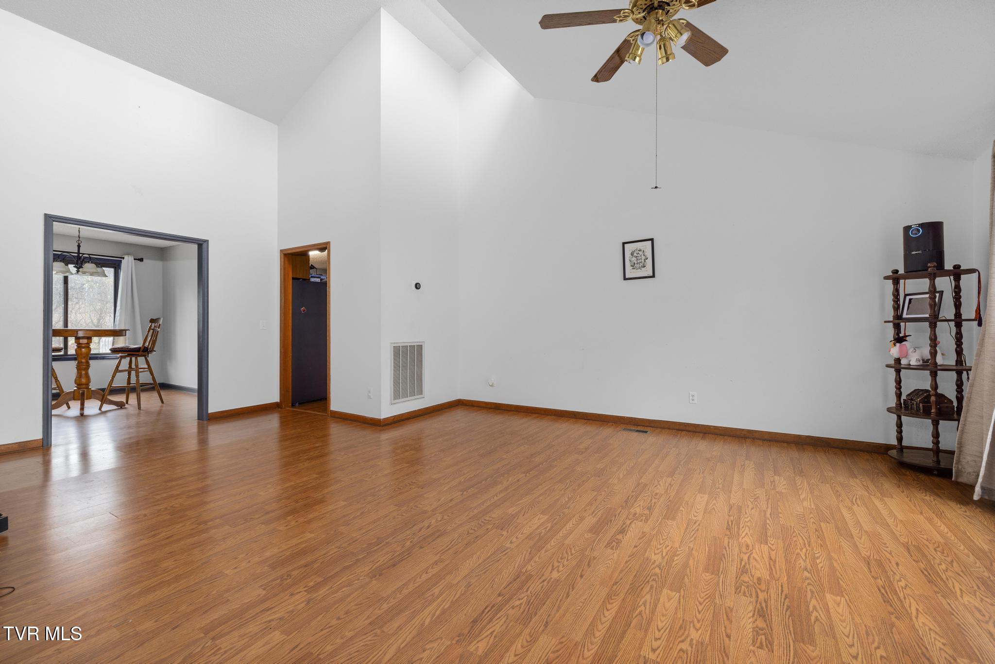 416 Crestfield Road Bristol, TN 37620 - Photo 6 of 43 Interior entry