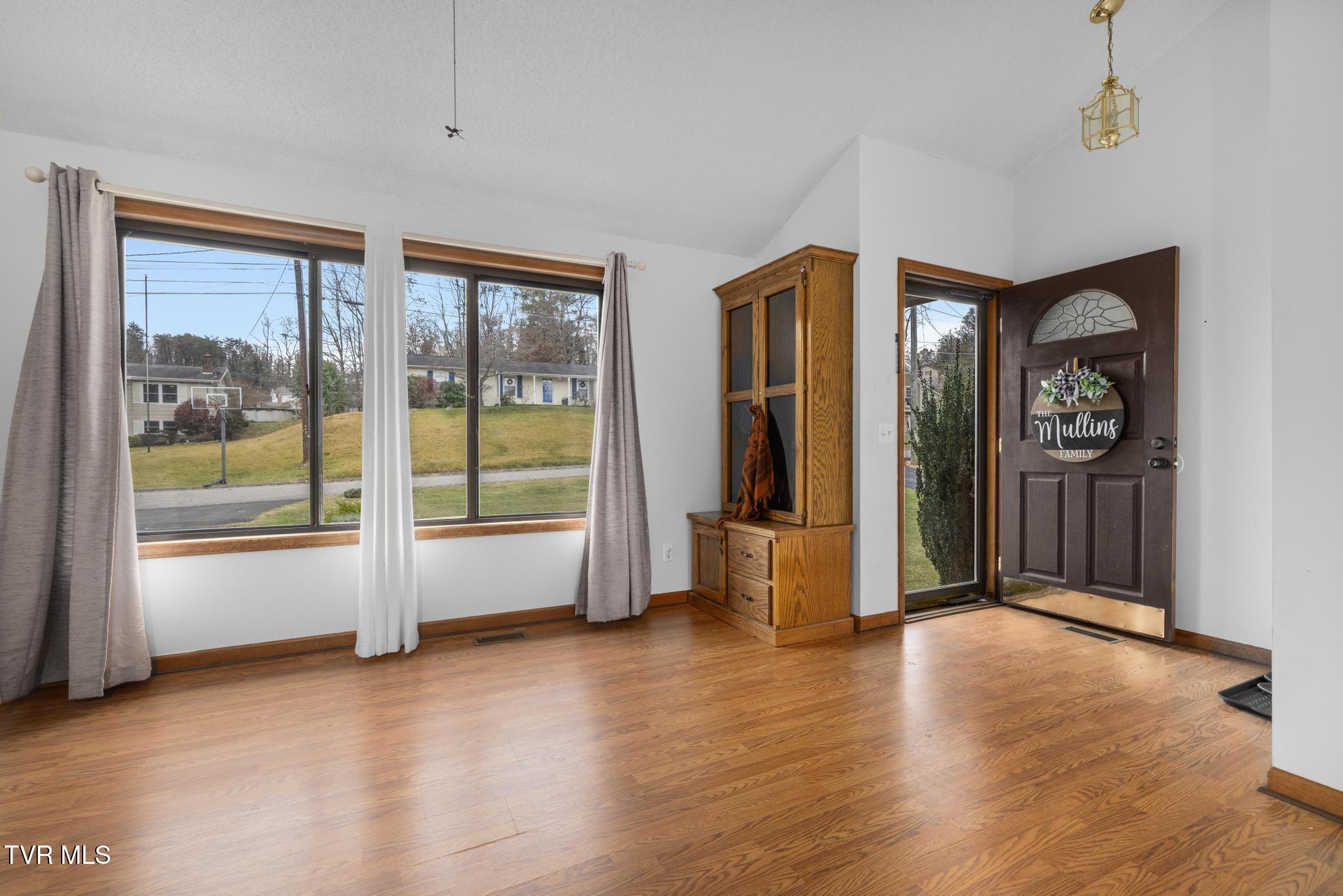 416 Crestfield Road Bristol, TN 37620 - Photo 7 of 43 Living room