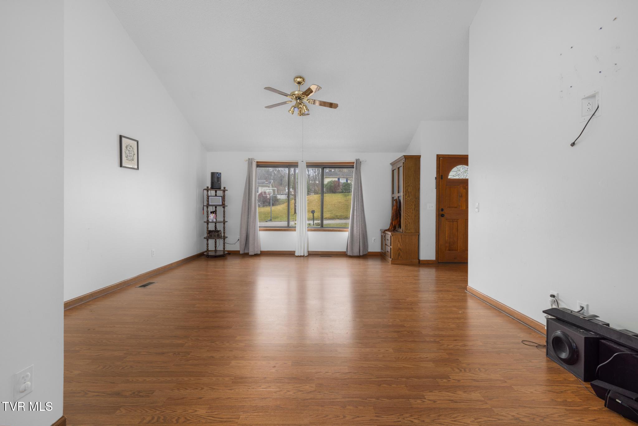 416 Crestfield Road Bristol, TN 37620 - Photo 8 of 43 Living room