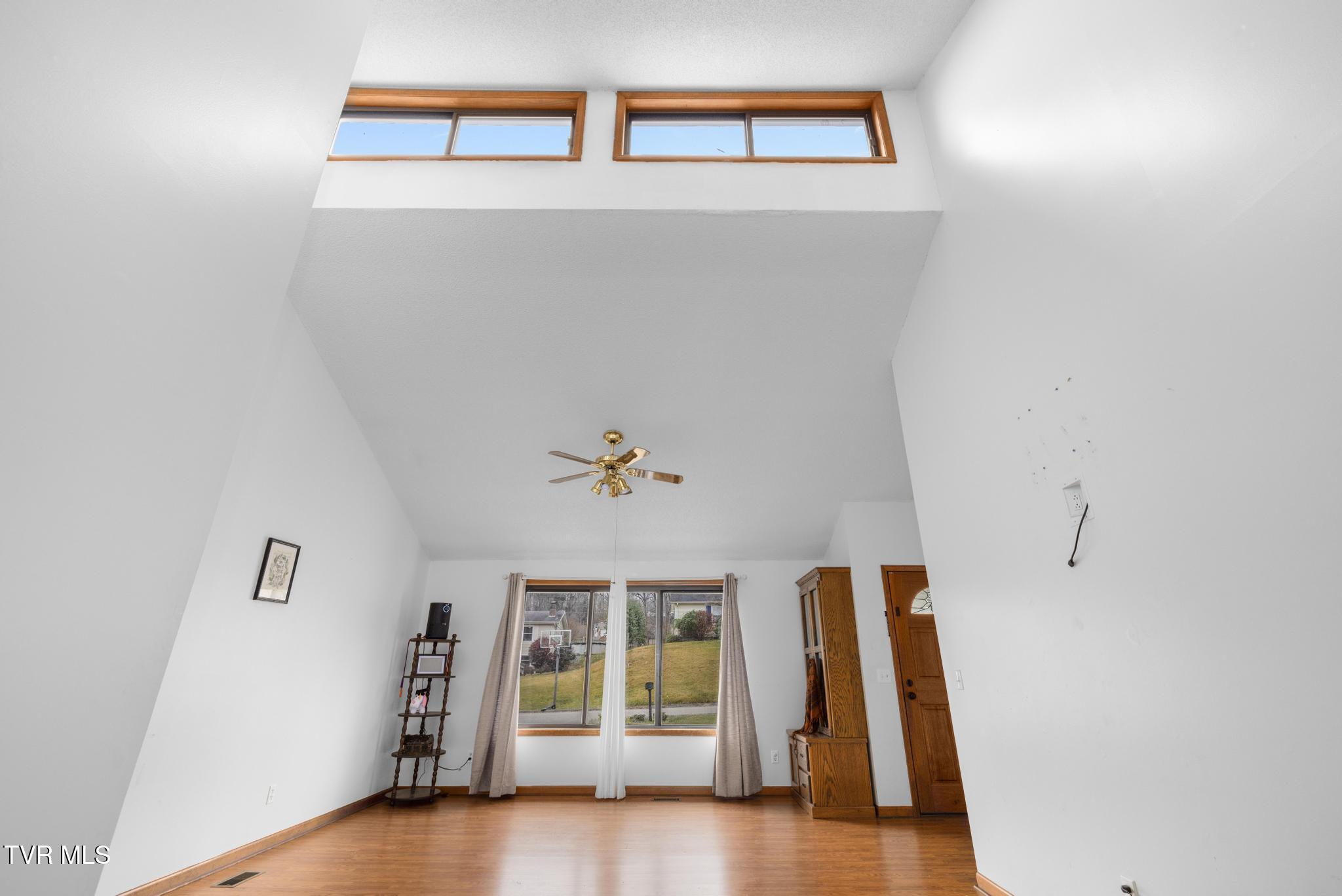 416 Crestfield Road Bristol, TN 37620 - Photo 10 of 43 Living room