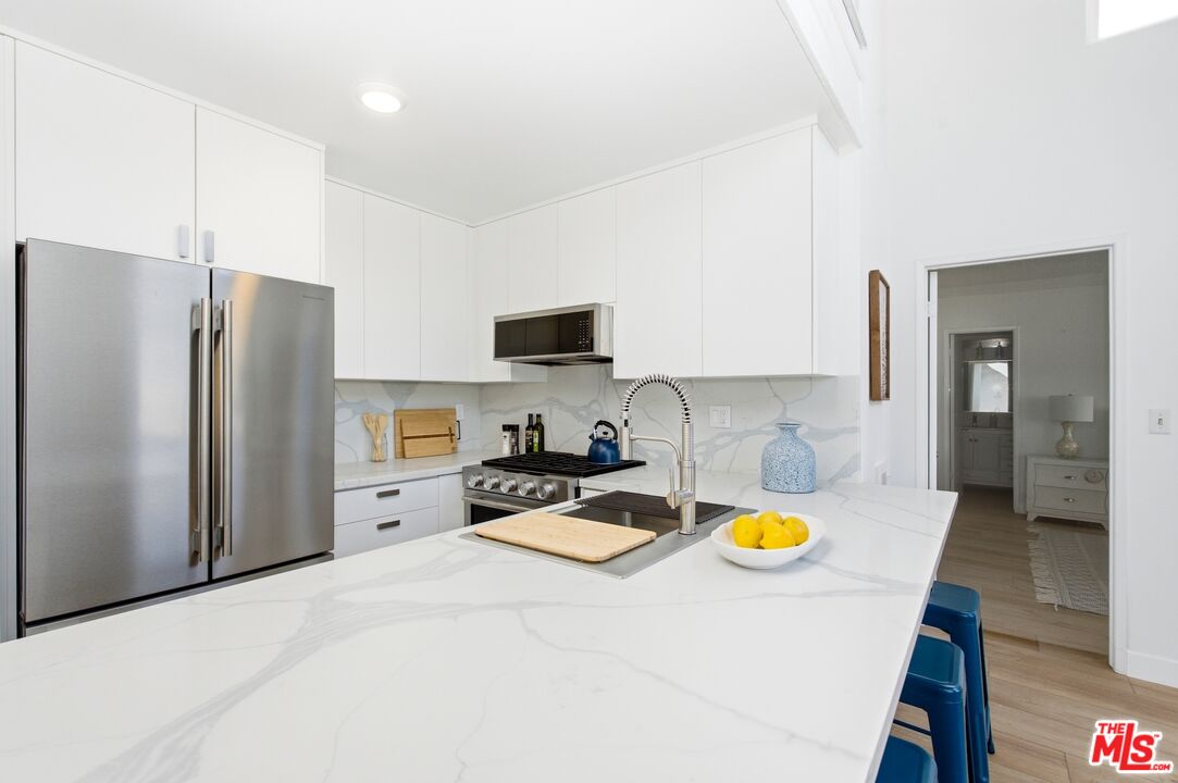 16 Quarterdeck Street, Unit 301 Marina del Rey, CA 90292 - Photo 6 of 30