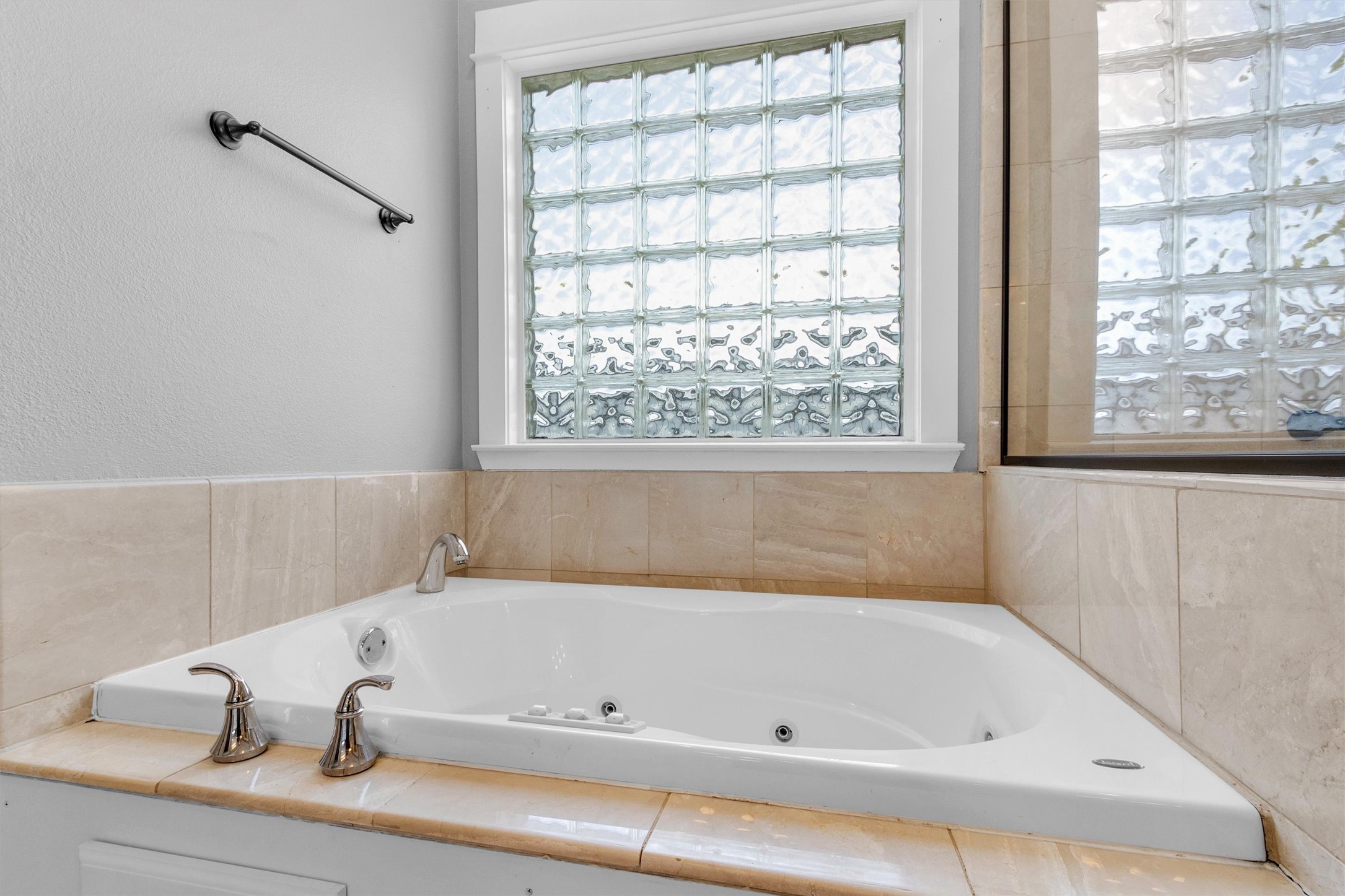 304 Vincent Street Houston, TX 77009 - Photo 29 of 36 a bathroom with a bathtub and window