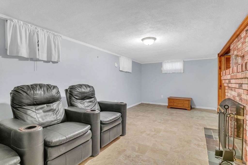 1271 Plumtree Road Springfield, MA 01119 - Photo 31 of 41 a living room with furniture