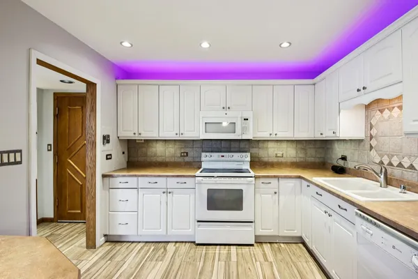 $279,999 | 527 West Eastman Street, Unit 2C, Arlington Heights, IL 60005