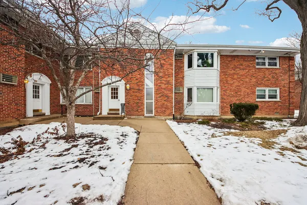 $279,999 | 527 West Eastman Street, Unit 2C, Arlington Heights, IL 60005
