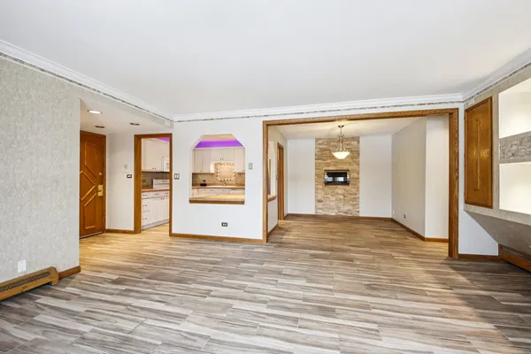 $279,999 | 527 West Eastman Street, Unit 2C, Arlington Heights, IL 60005