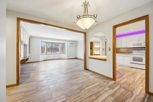 $279,999 | 527 West Eastman Street, Unit 2C, Arlington Heights, IL 60005