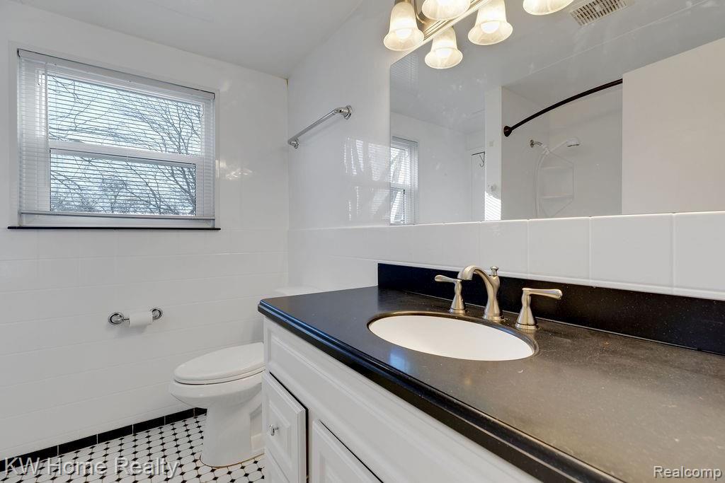14064 Merriman Road Livonia, MI 48154 - Photo 12 of 24 GO0A8629.jpg
