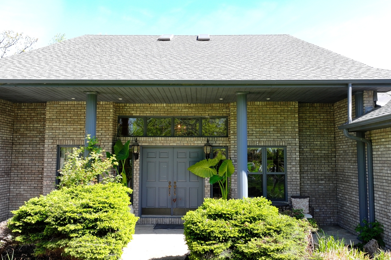3900 Valley Oaks Drive Clinton, IA 52732 - Photo 2 of 53