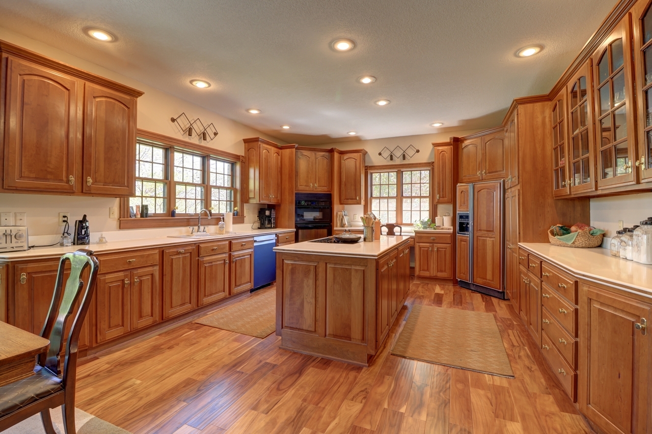 3900 Valley Oaks Drive Clinton, IA 52732 - Photo 8 of 53