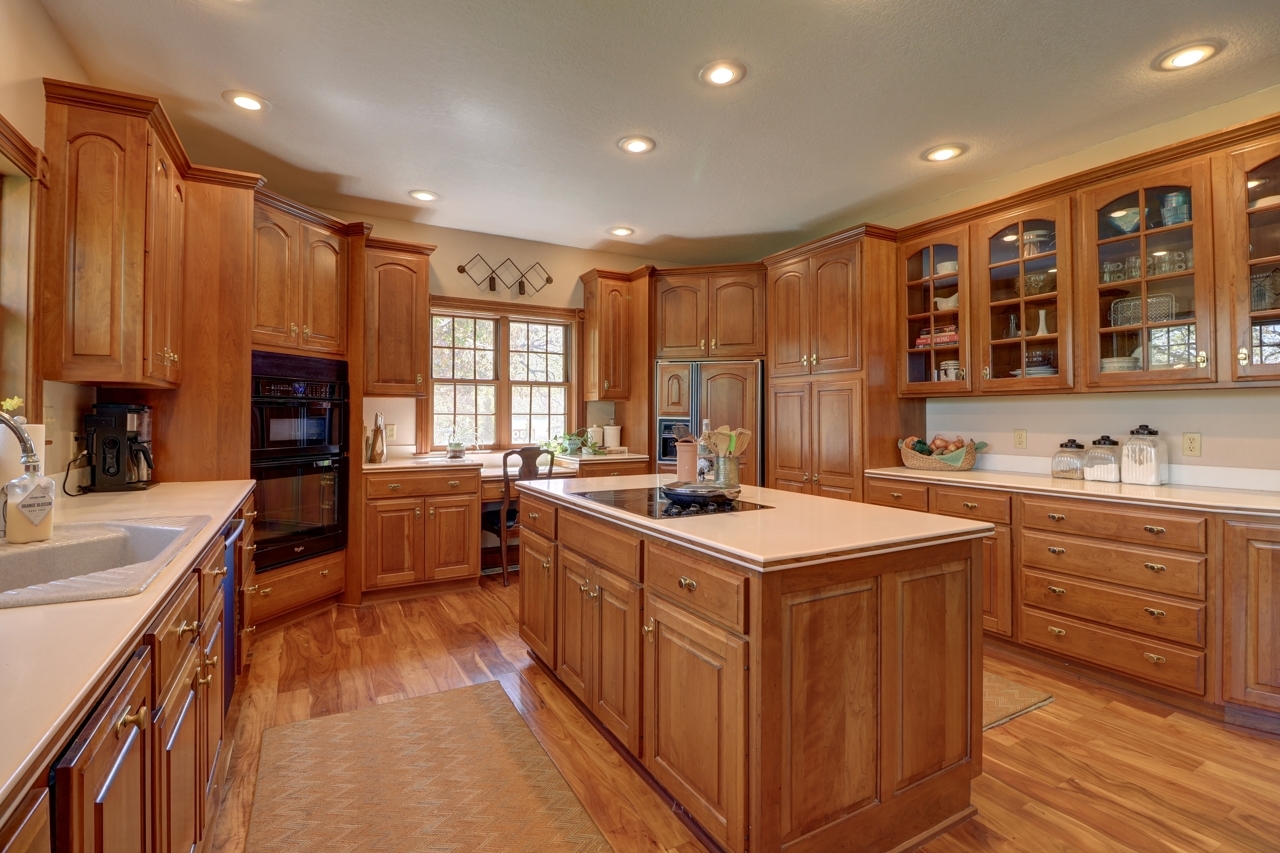 3900 Valley Oaks Drive Clinton, IA 52732 - Photo 9 of 53