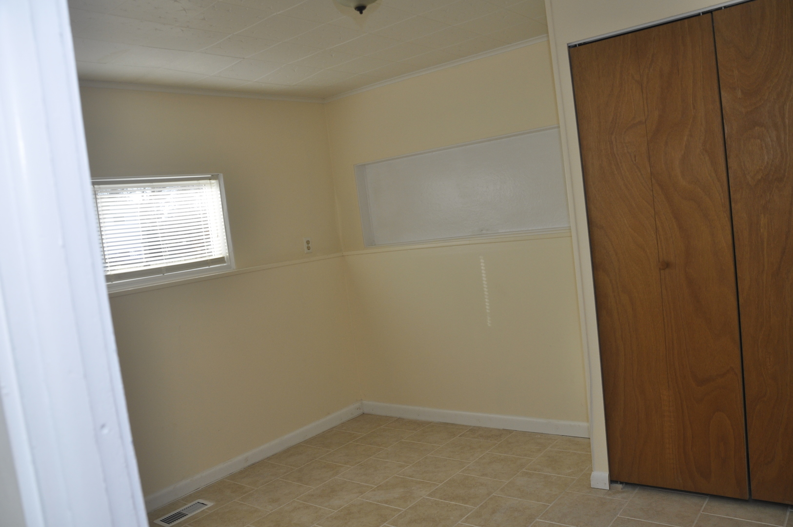 49 Pueblo Road Montgomery, IL 60538 - Photo 20 of 35 an empty room with windows