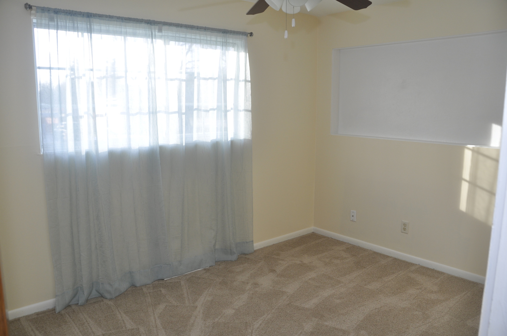 49 Pueblo Road Montgomery, IL 60538 - Photo 33 of 35 an empty room with a window