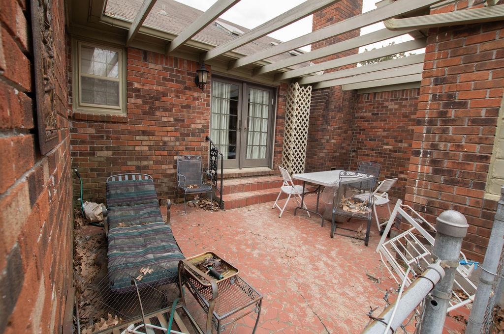 320 South Yates Road Memphis, TN 38120 - Photo 3 of 14 a patio with table and chairs