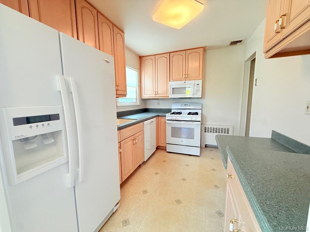 8 East Gate Plainview, NY 11803 - Photo 5 of 13