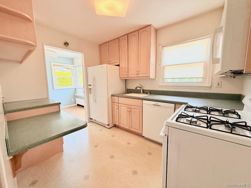 8 East Gate Plainview, NY 11803 - Photo 6 of 13