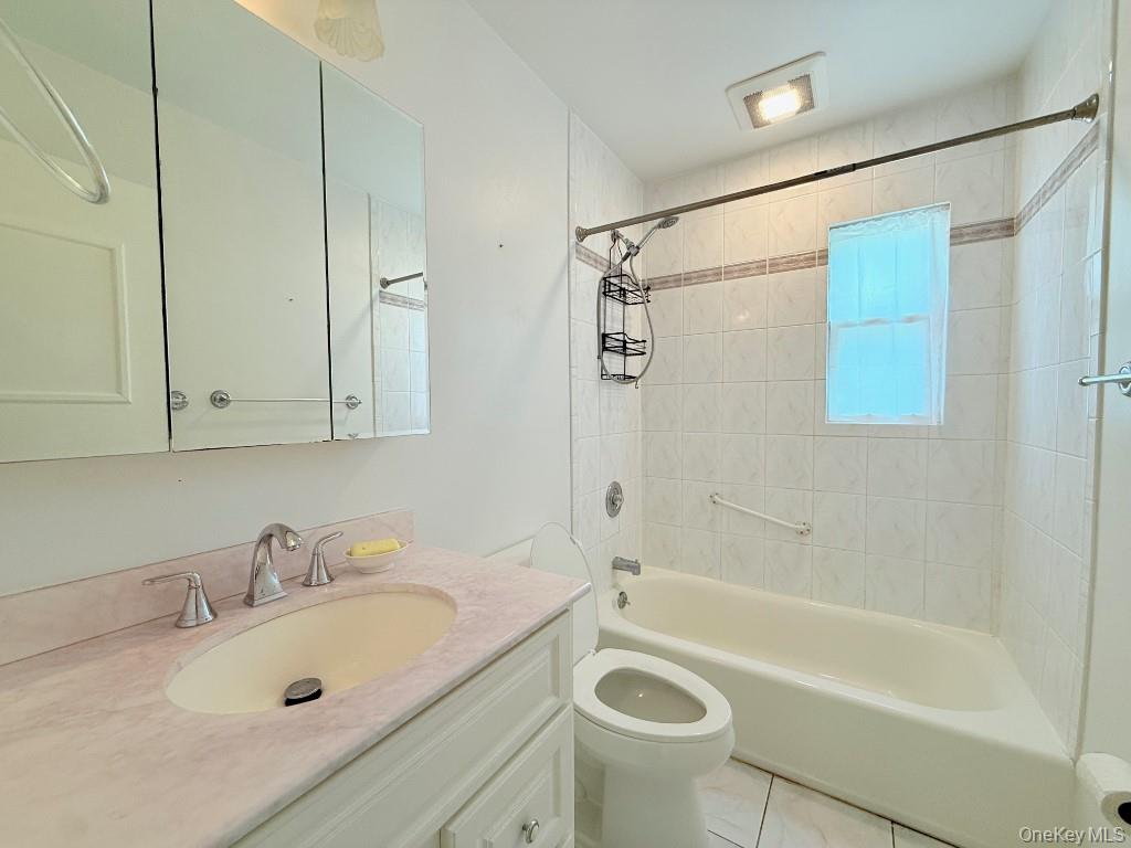 8 East Gate Plainview, NY 11803 - Photo 10 of 13