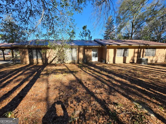 a view of a back yard of the house