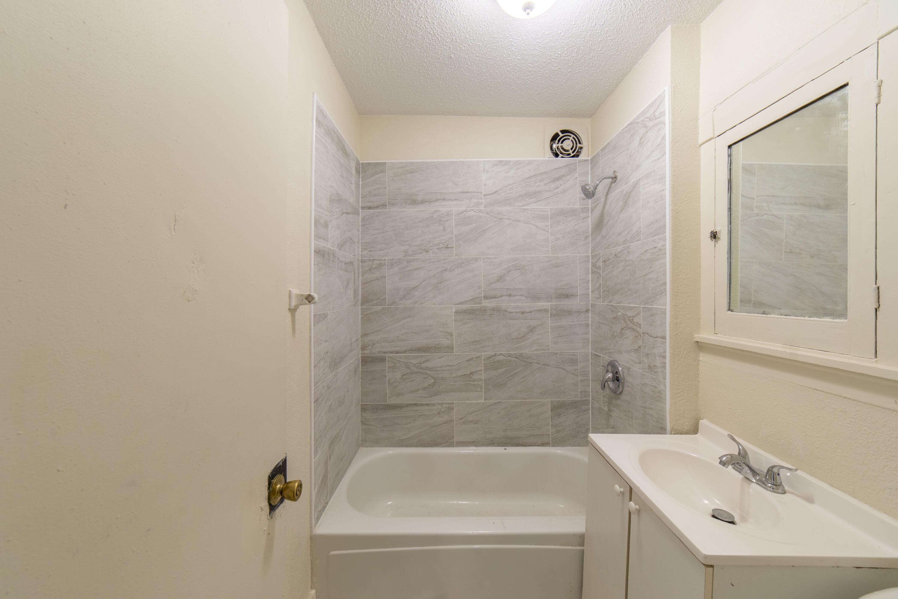 2222 North 51st Street Milwaukee, WI 53208 - Photo 13 of 26 1st Floor Bath