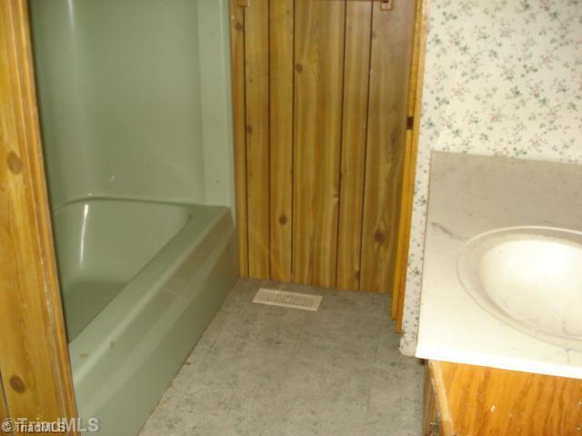 227 Old Covered Bridge Road Madison, NC 27025 - Photo 7 of 12 Bath.