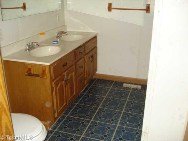 227 Old Covered Bridge Road Madison, NC 27025 - Photo 10 of 12 Master Bath/Spa.