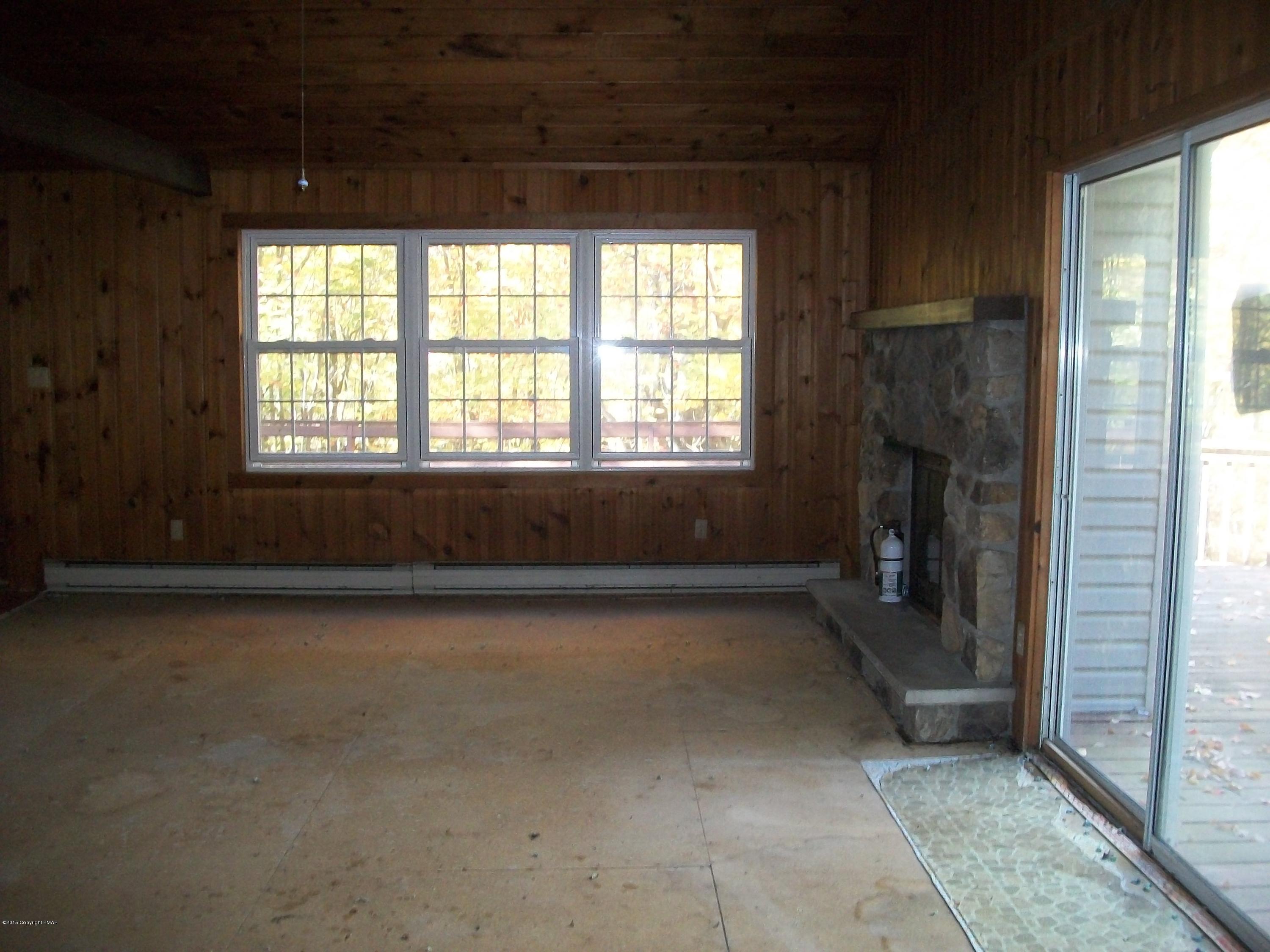 115 Maple Road Canadensis, PA 18325 - Photo 4 of 12 Living room