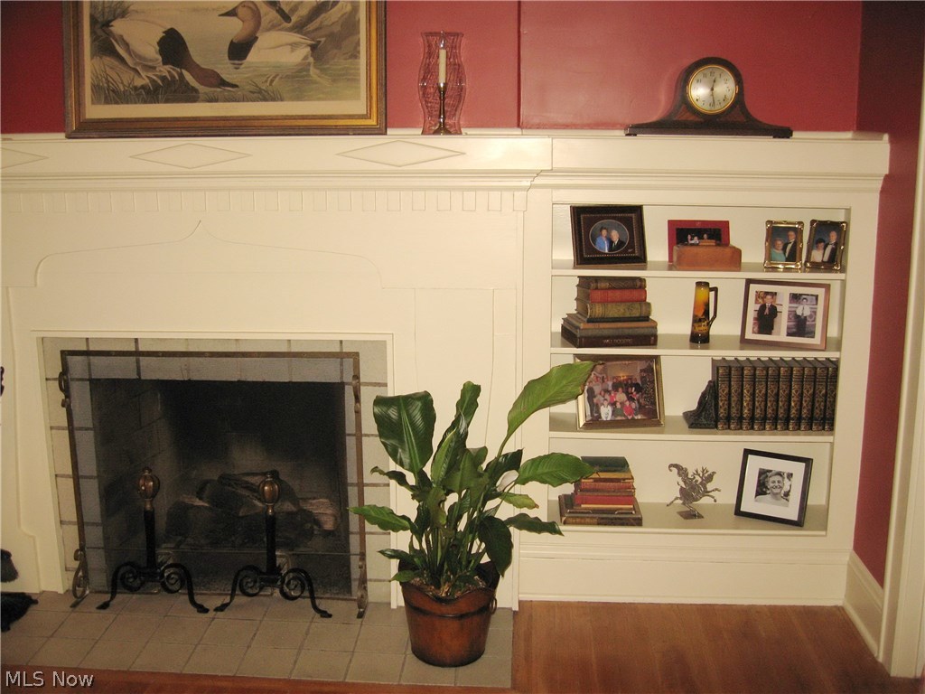 739 Ecton Road Akron, OH 44303 - Photo 15 of 34 FIREPLACE WITH DENTIAL MOULDINGS AND BLT INS