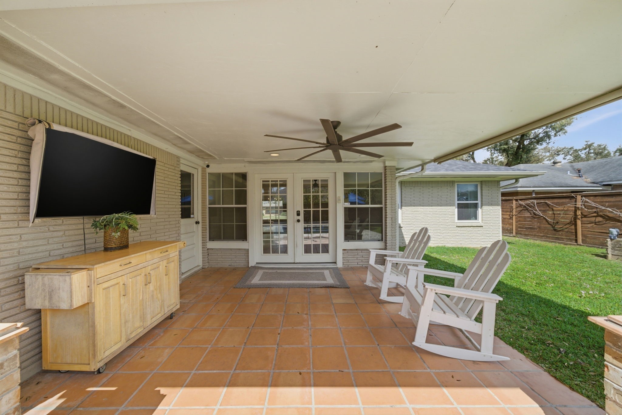6427 Waltway Drive Houston, TX 77008 - Photo 20 of 37 Going back in side from the covered patio. Facing south the breeze makes for a relaxing morning or evening.