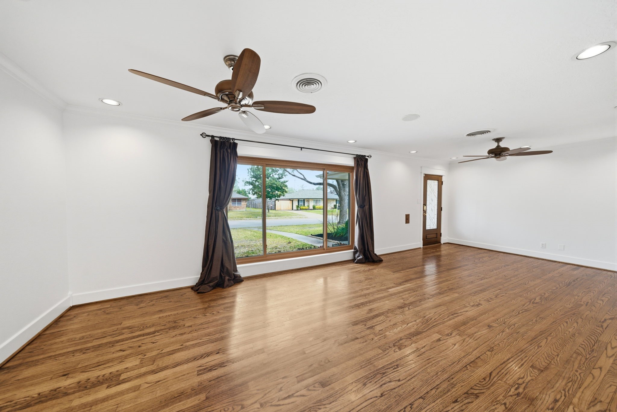 6427 Waltway Drive Houston, TX 77008 - Photo 4 of 37 The neutral walls offer a clean, modern look, and the room's layout is ideal for versatile furniture arrangements.