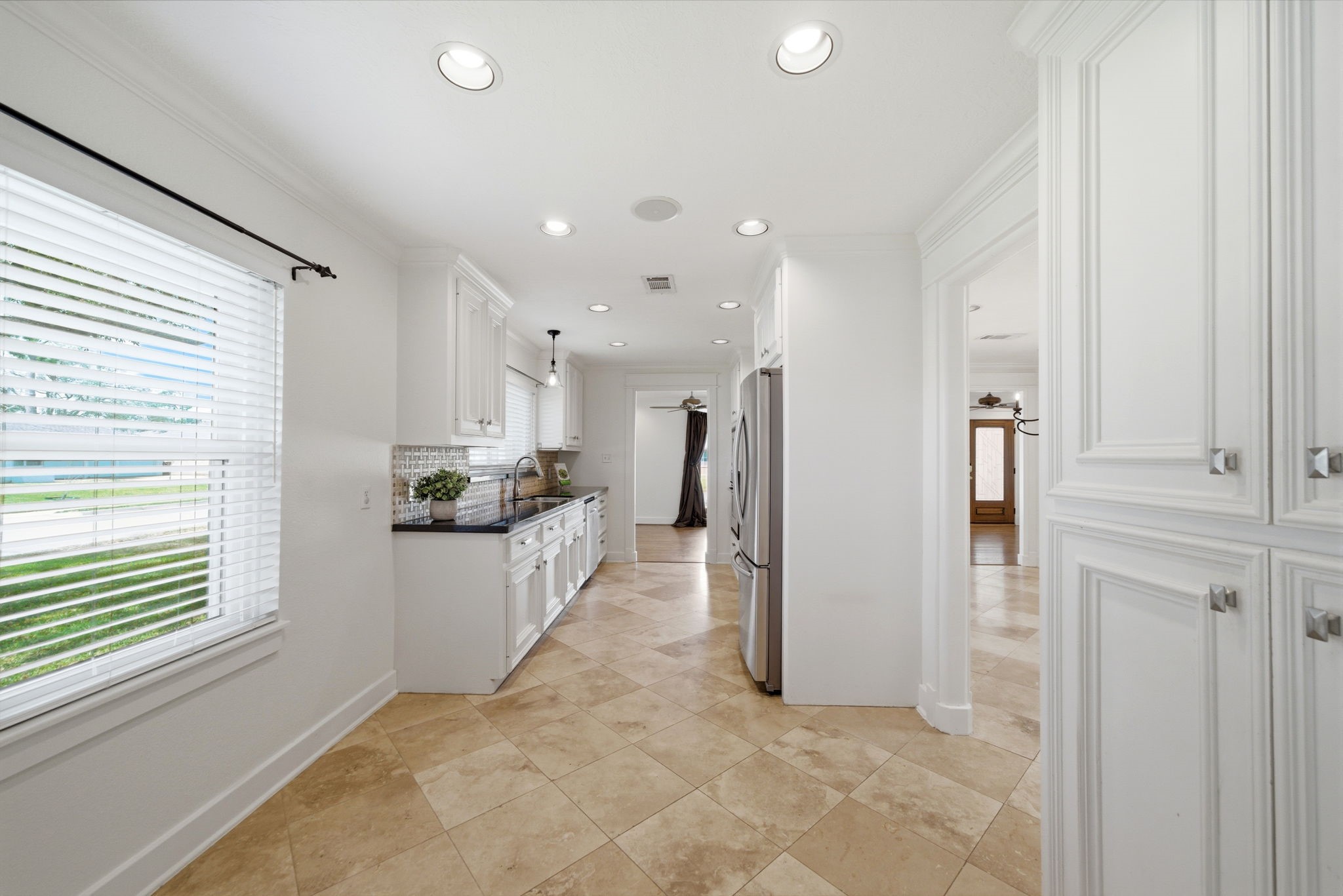 6427 Waltway Drive Houston, TX 77008 - Photo 10 of 37 View from the breakfast area looking back to the kitchen and dining room.