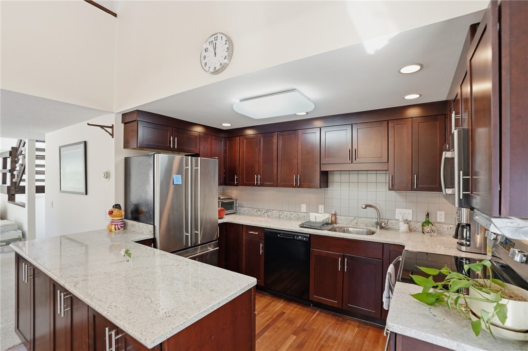 35 Fanning Lane Smithfield, RI 02828 - Photo 4 of 47