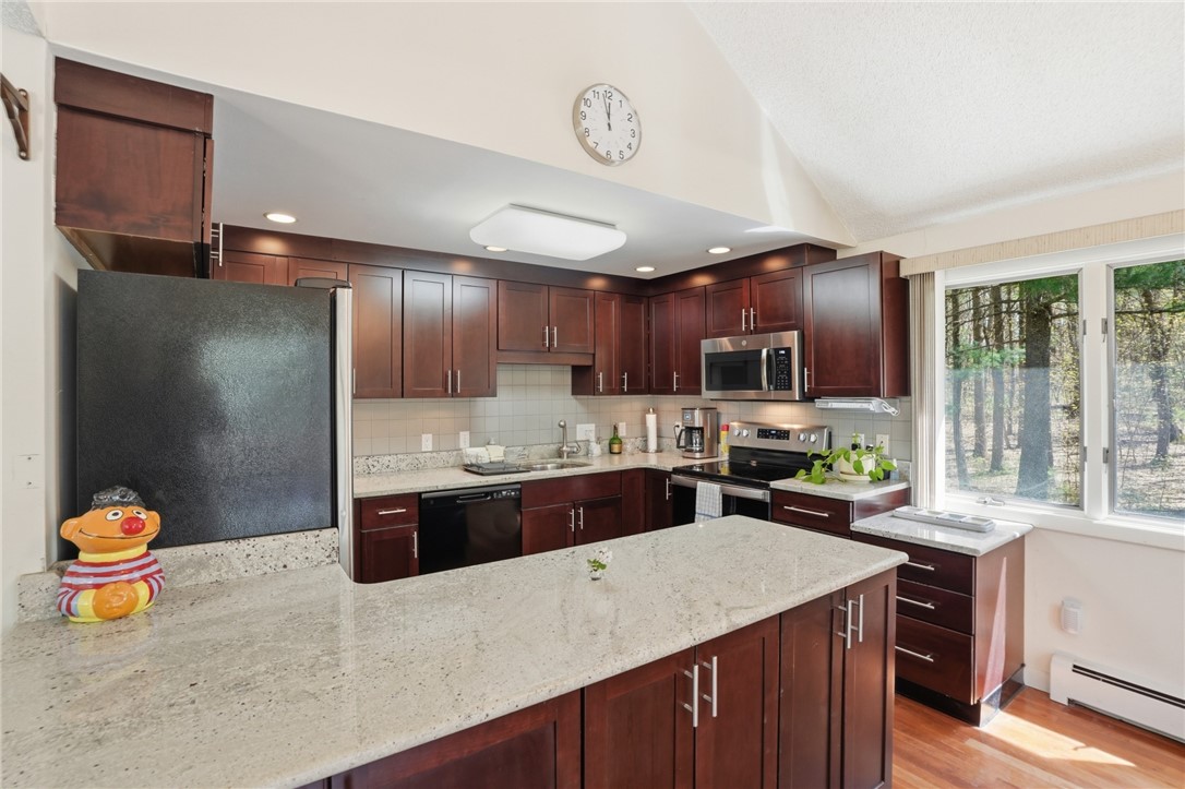35 Fanning Lane Smithfield, RI 02828 - Photo 5 of 47