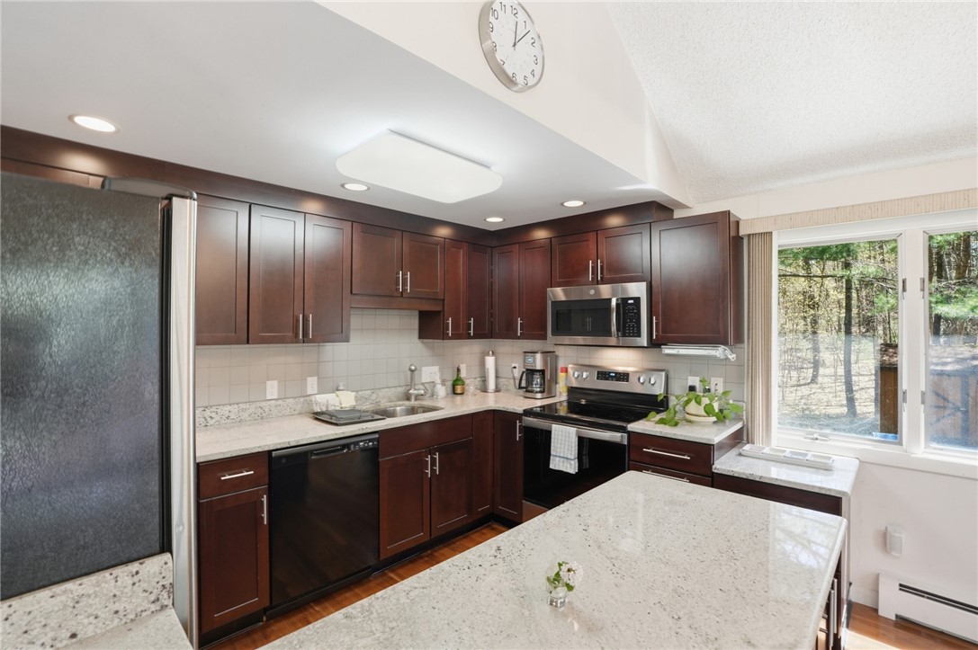 35 Fanning Lane Smithfield, RI 02828 - Photo 6 of 47
