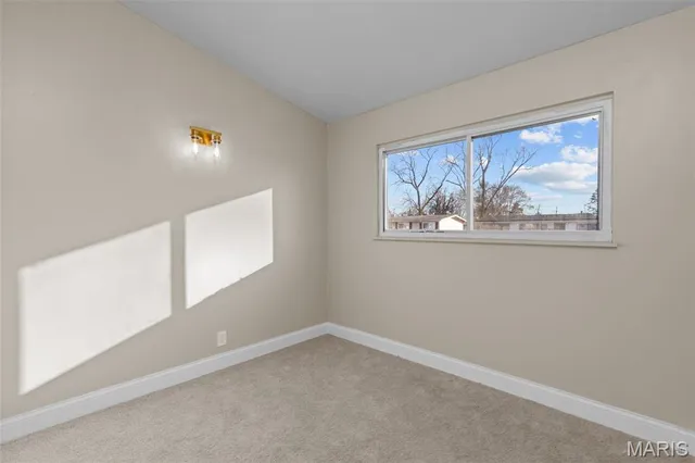 $185,000 | 2345 Hummingbird Drive, Florissant, MO 63033