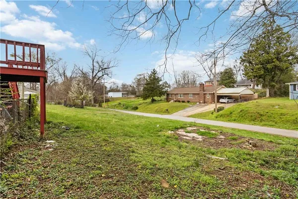 a view of yard with green space
