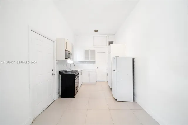 $1,800 | 3262 Elizabeth Street, Unit ST, Miami, FL 33133