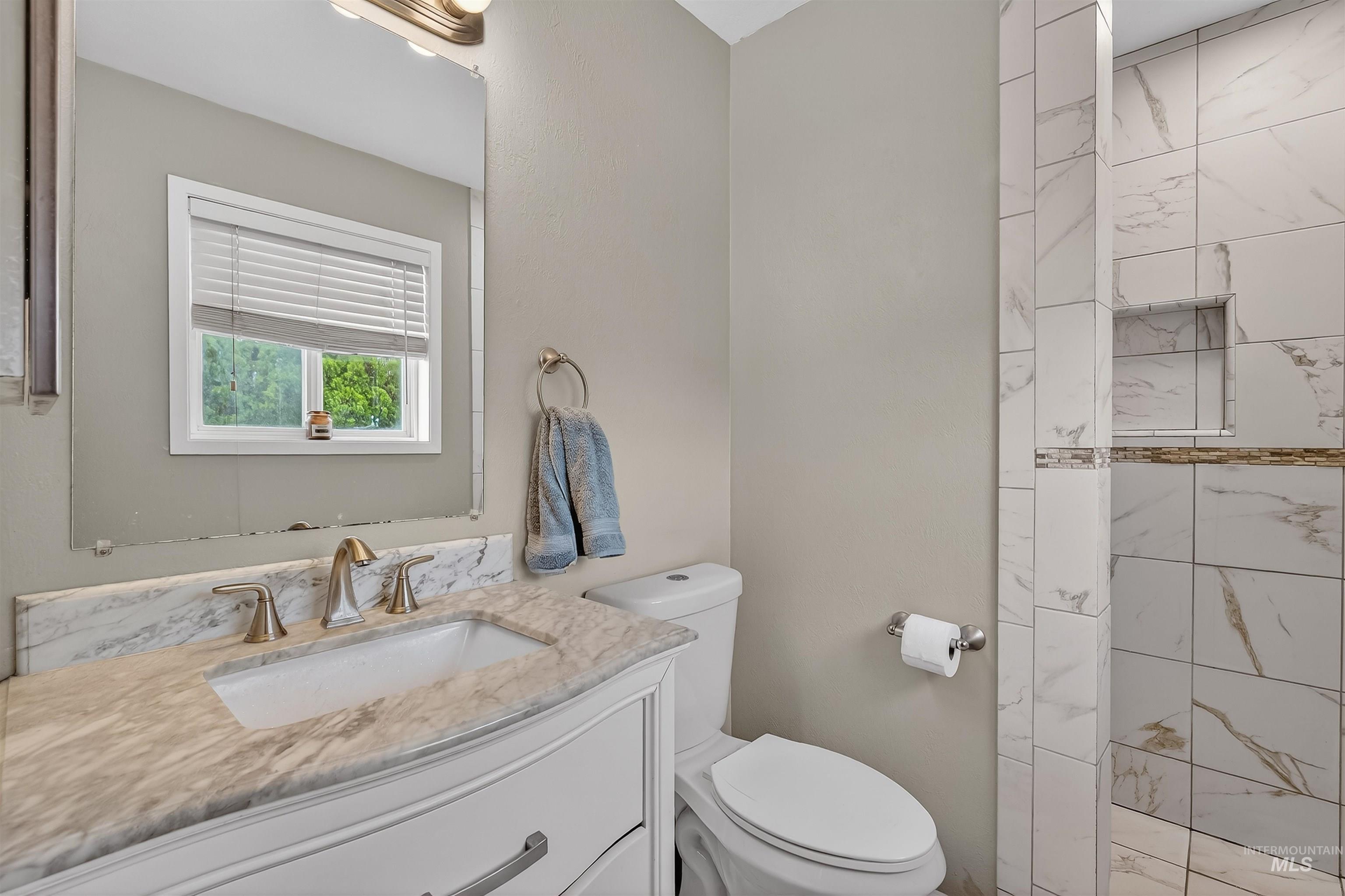 3725 11th Street Lewiston, ID 83501 - Photo 21 of 46 Bathroom with vanity and tiled shower
