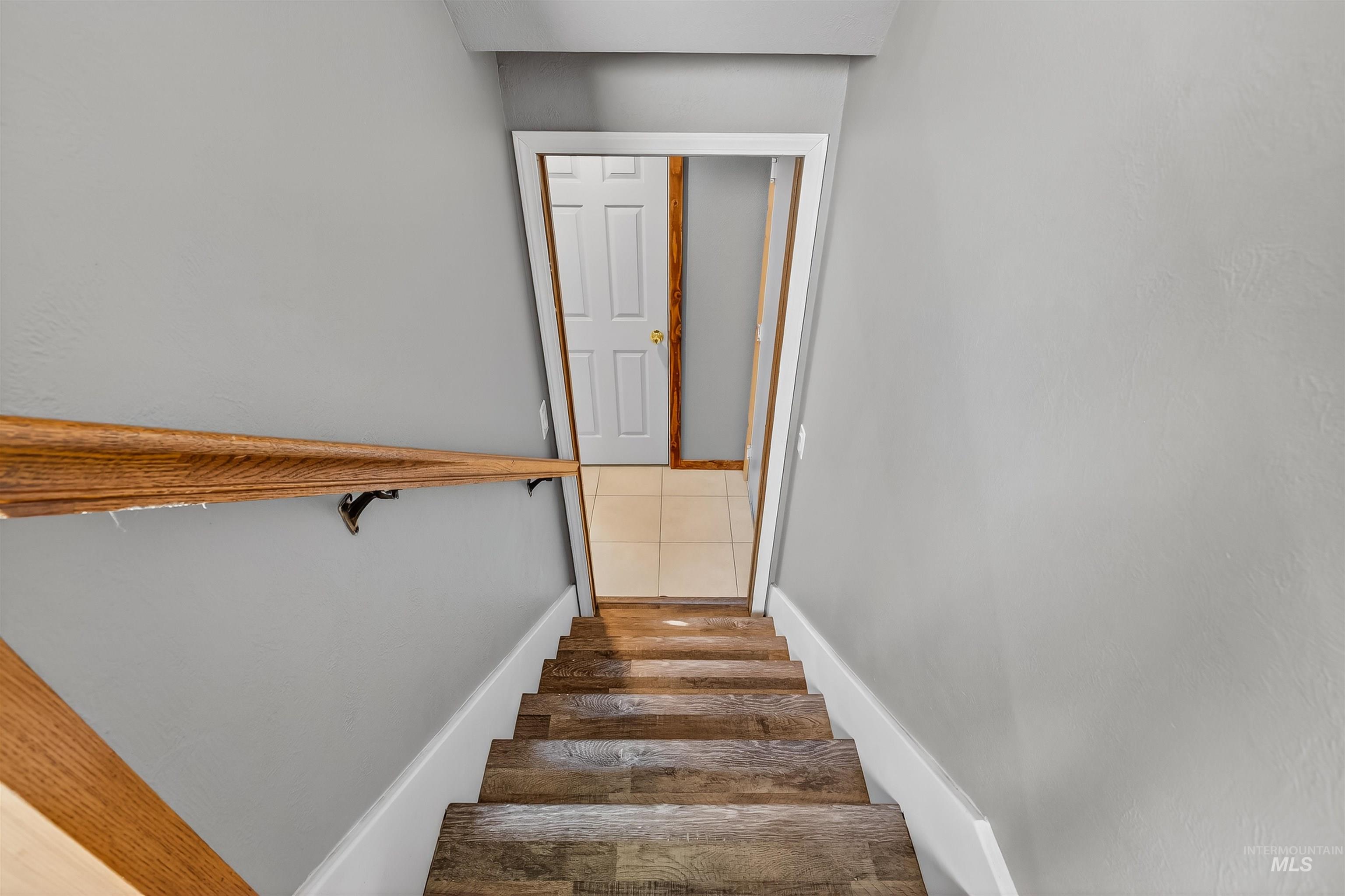3725 11th Street Lewiston, ID 83501 - Photo 28 of 46 View of staircase