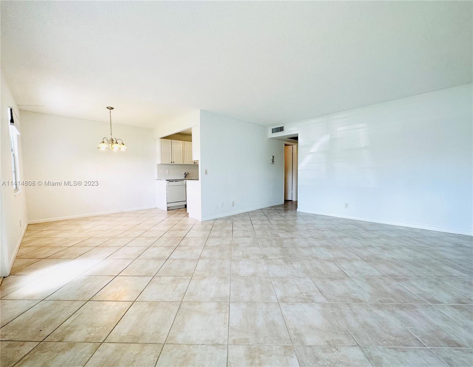 1047 Exeter, Unit C Boca Raton, FL 33434 - Photo 8 of 14 Gallery Image 8